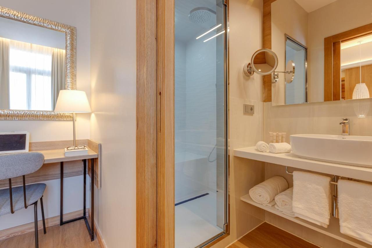 Hotel Boutique Mirlo 巴塞罗那 外观 照片 A shower cubicle