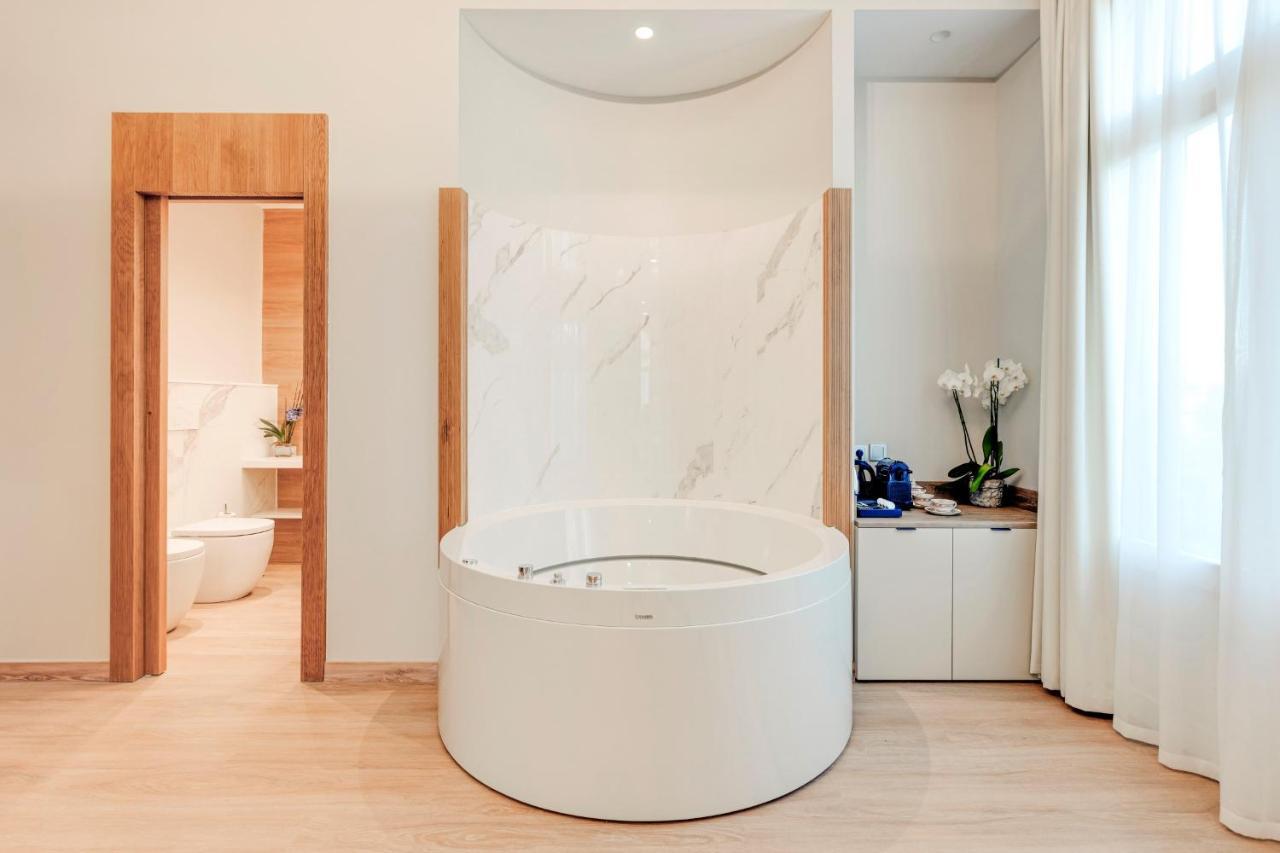 Hotel Boutique Mirlo 巴塞罗那 外观 照片 A modern bathtub